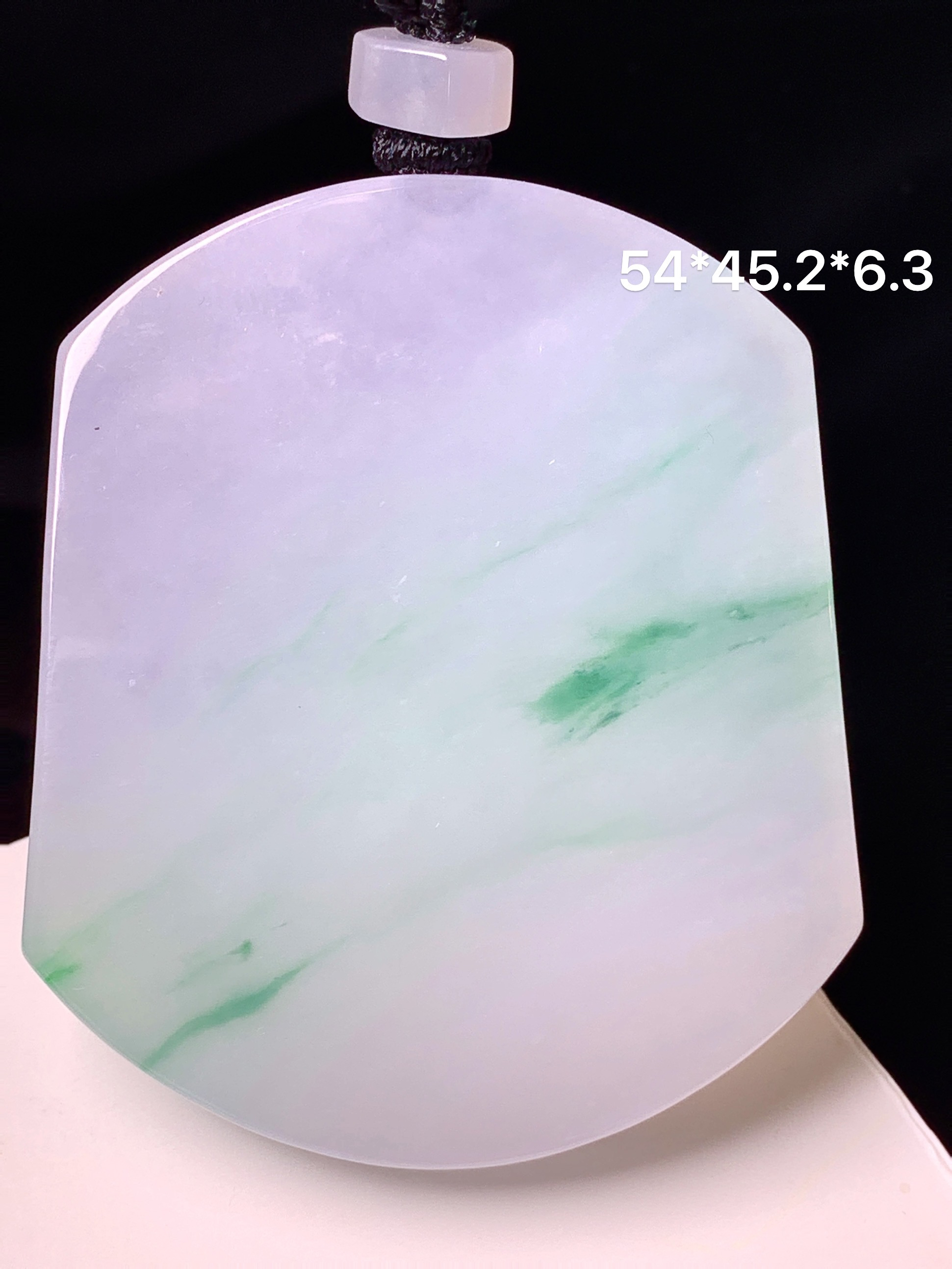 飘绿无事牌吊坠 玉质细腻 色泽艳丽清新 水润亮眼 整体尺寸54*45.2*6.3 L1