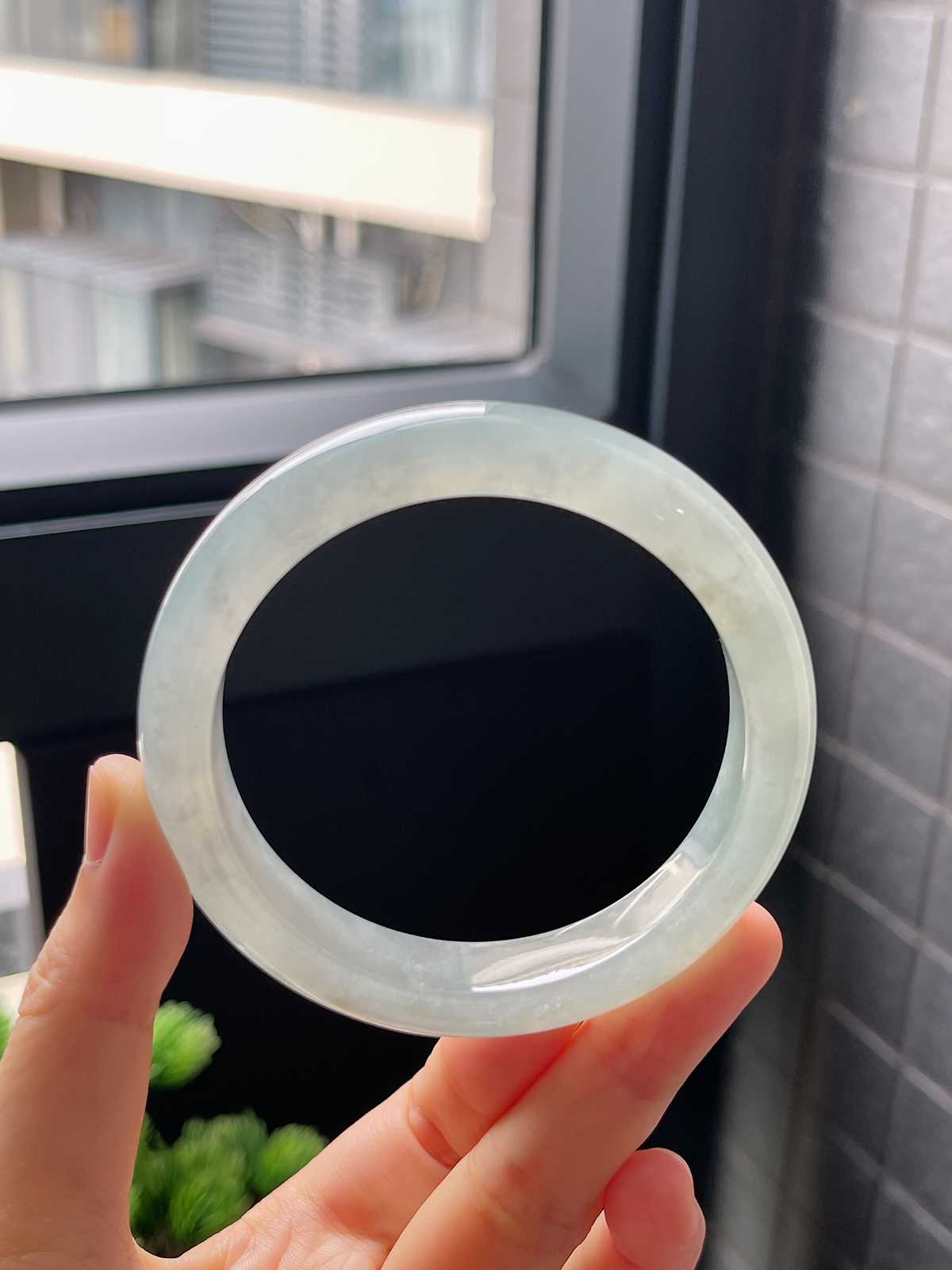 圈口57.2，冰糯种淡绿色正圈翡翠手镯