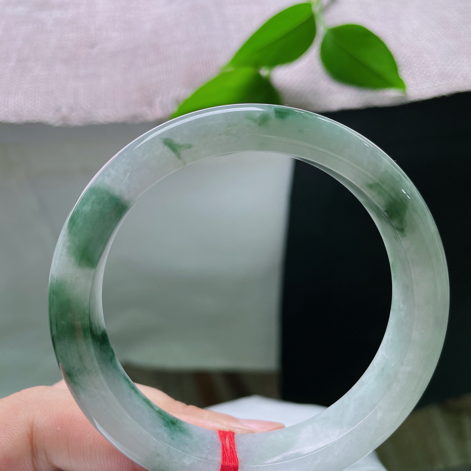 57.5/12.1/8.5，飘花正圈，皮纹，白玉为底，翠墨成诗，随性飘花晕染镯间，天然水墨意境凝于腕上，清润温婉，独藏一份中式诗意。ss56097a