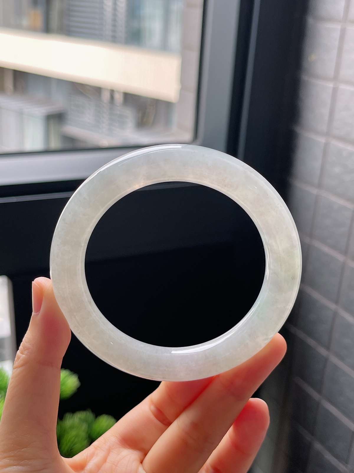圈口57.8，冰糯种淡绿色翡翠正圈手镯