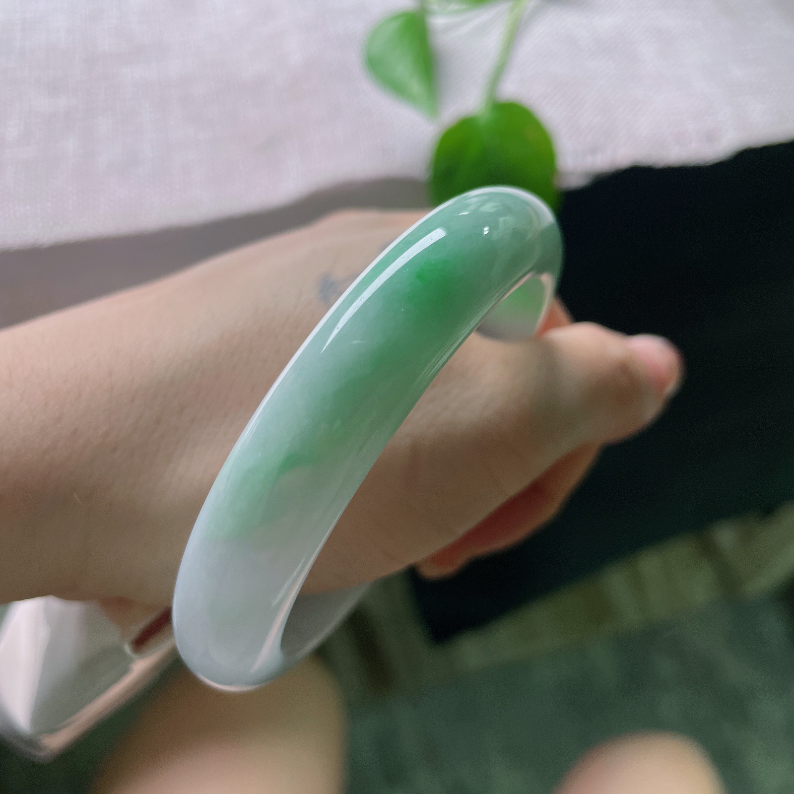57.8/12.7/8.5，紫罗兰正圈，耐看，春色满园，郁郁葱葱，一点皮纹，！ss56449a