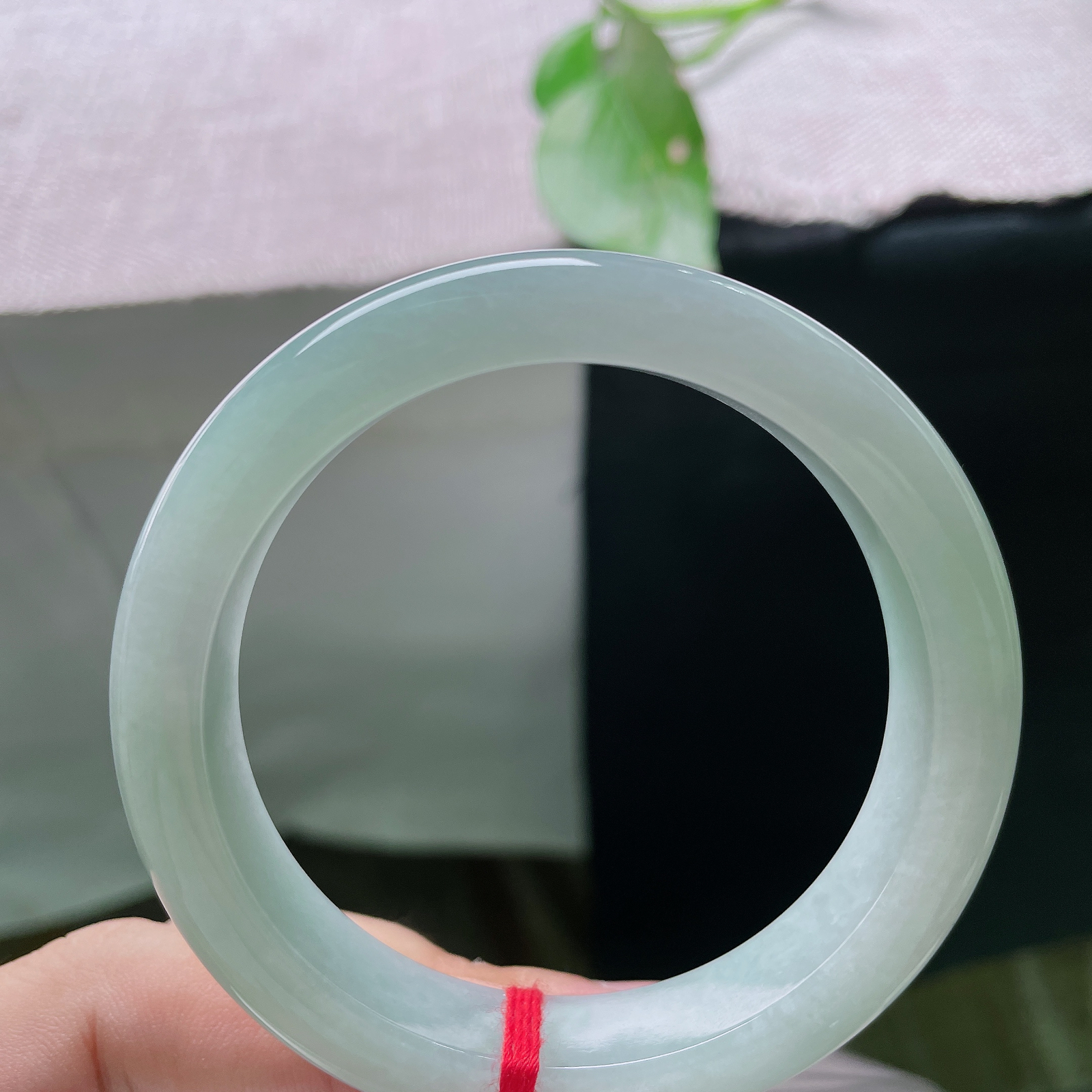 55.2/12.1/8.6，蓝底正圈，喜欢低调玉镯的看过来，柔和满绿底色，细腻油润，素颜佩戴超有氛围，完美，ss56385a