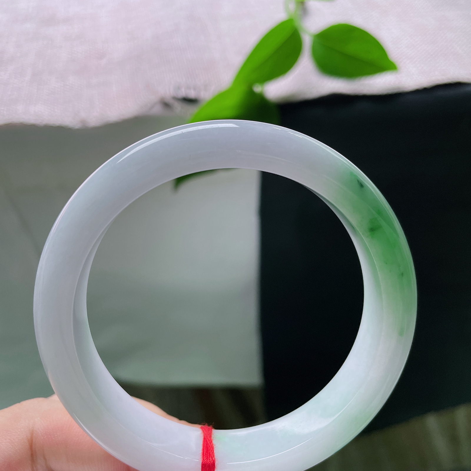 58.5/12.6/8.8，白底青正圈，棉线，玉底温润细腻，一截鲜活翠色自镯底缓缓晕染铺开，浓艳自然