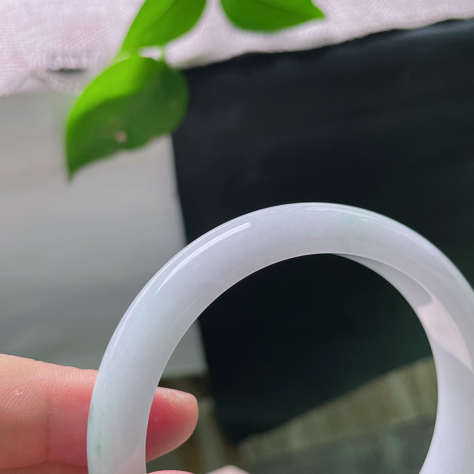 58.5/12.6/8.8，白底青正圈，棉线，玉底温润细腻，一截鲜活翠色自镯底缓缓晕染铺开，浓艳自然，似春日新芽落于素玉之上，ss56457a