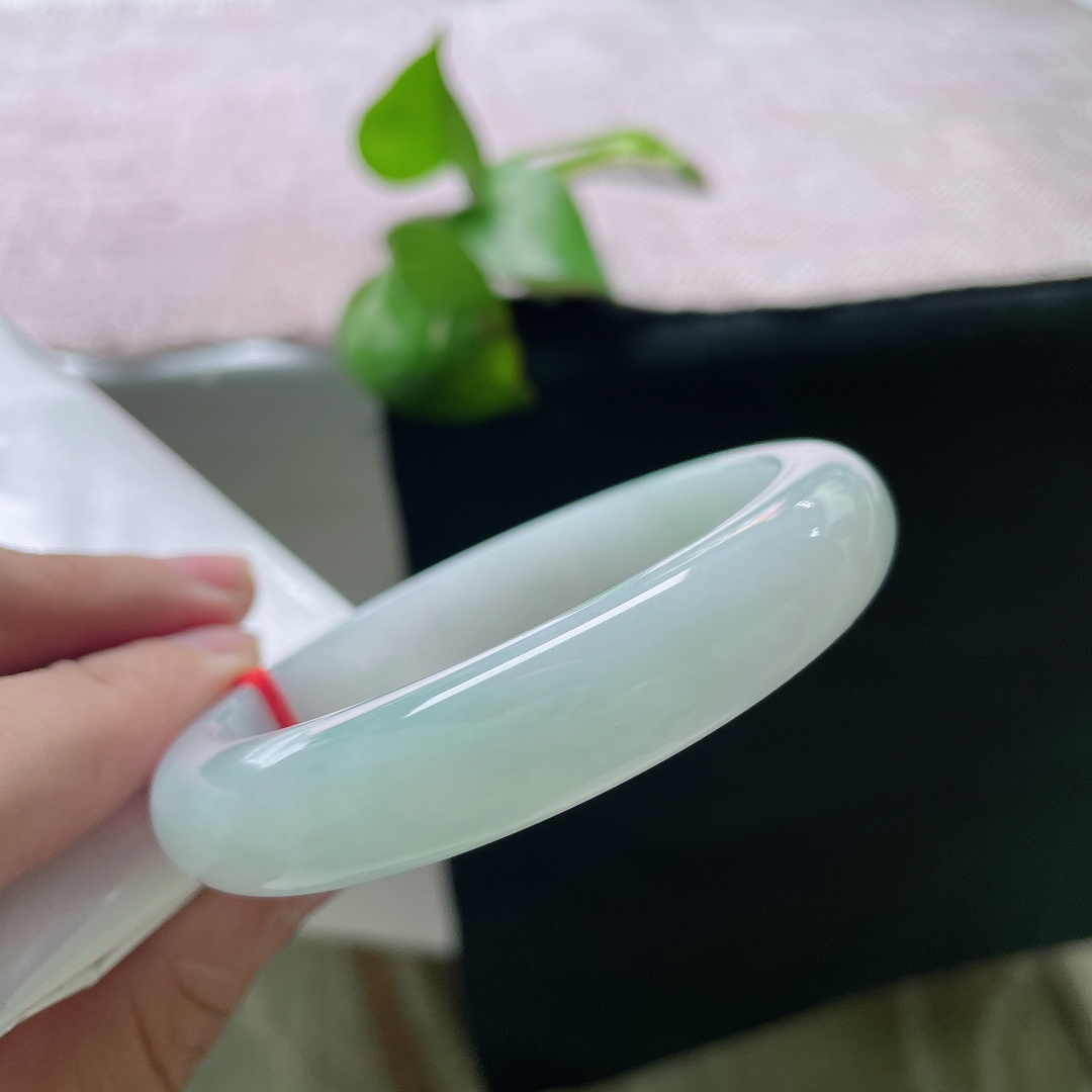 58.1/12.5/8.6，绿底正圈，无裂，清透淡雅晴水玉，轻奢小众尽显东方时尚。ss55669a