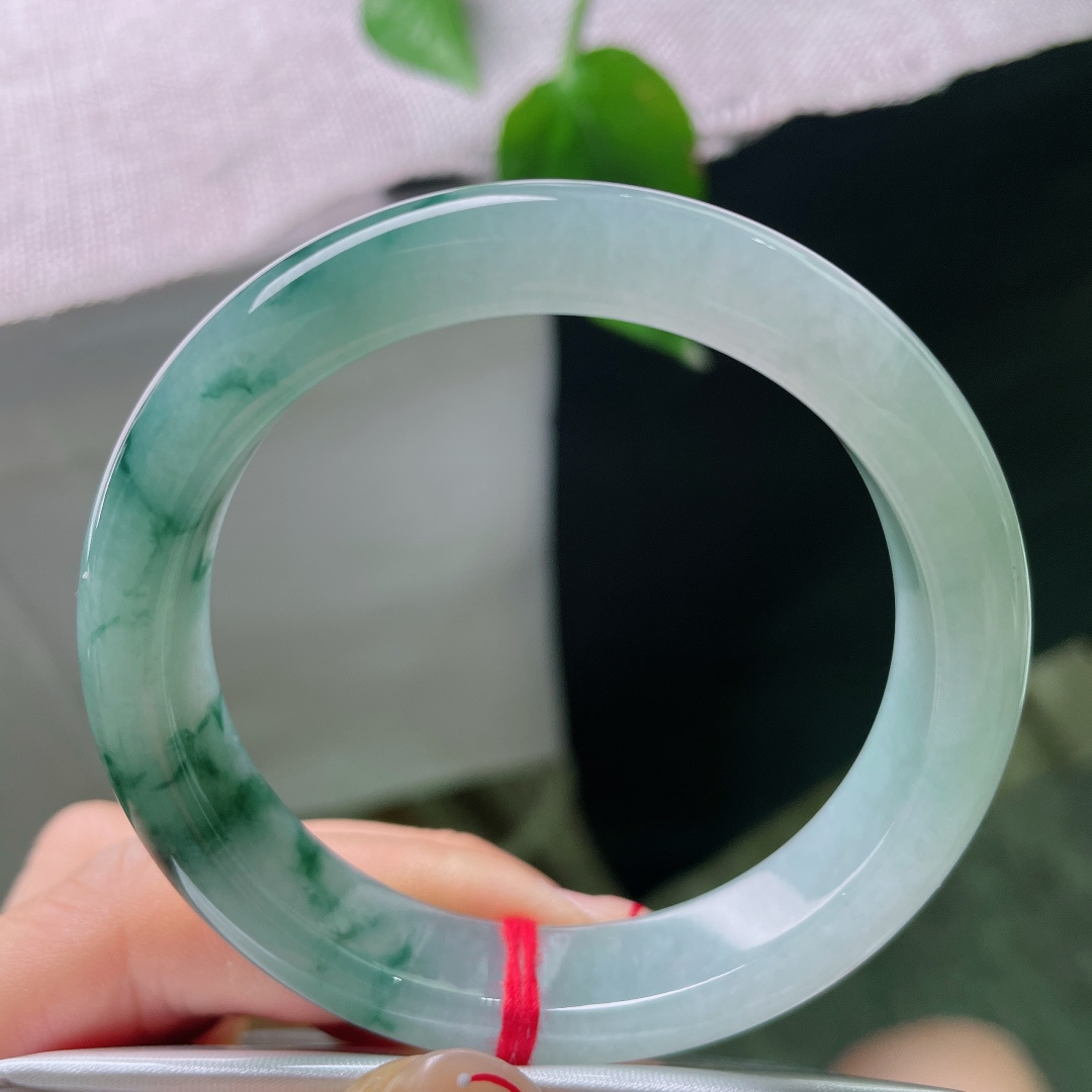 54.3/12/8.6，飘花正圈，冰透玉底晕开丝丝飘花，像薄雾山间散落的草木，上手清雅耐看，自带独一份的东方含蓄美。无裂，ss56017a