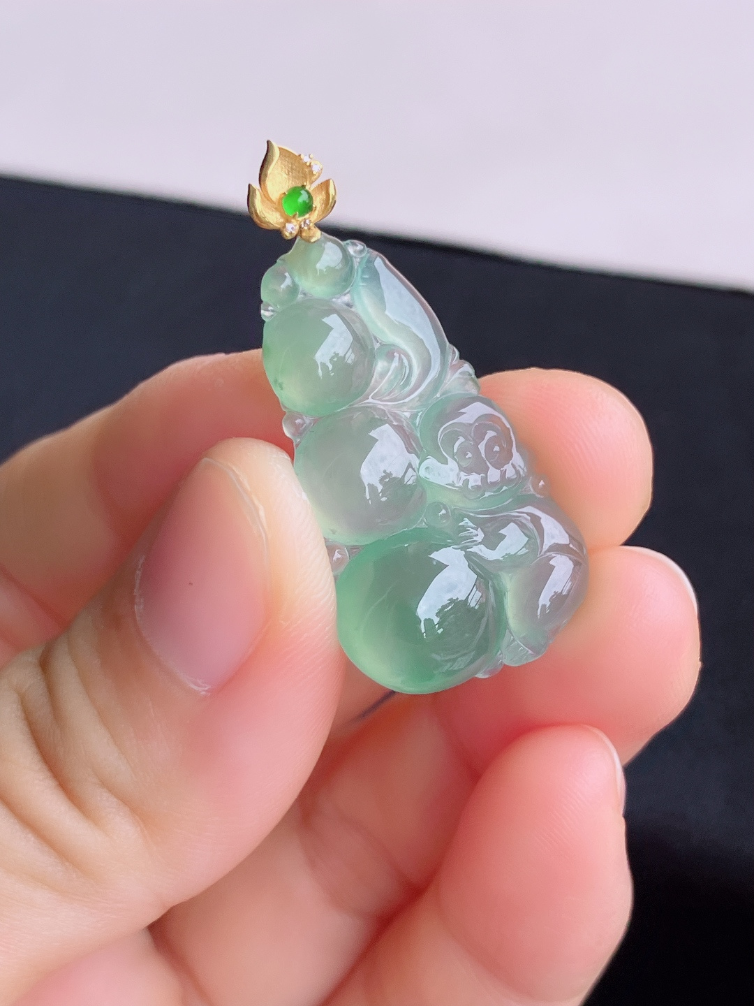 底色灵猴献寿，晶莹剔透，尺寸37.6/28.8/18/6.5/自然光实拍