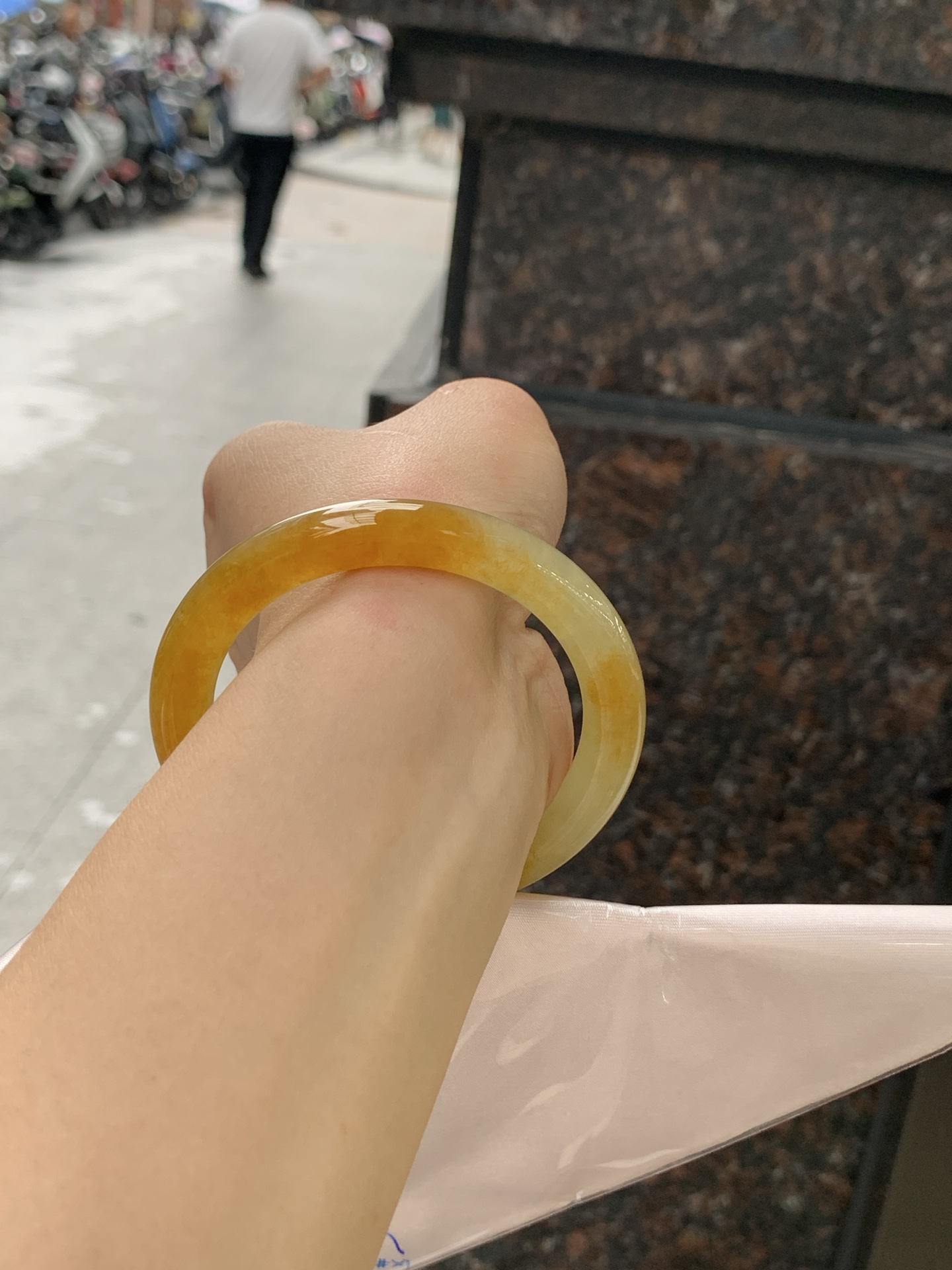 冰黄翡圆条 0720-618 打灯棉纹，底妆细润，色温饱满，招财进宝，特色黄翡意境感满满，有着秋天的味道，暖阳阳向阳而生的感觉