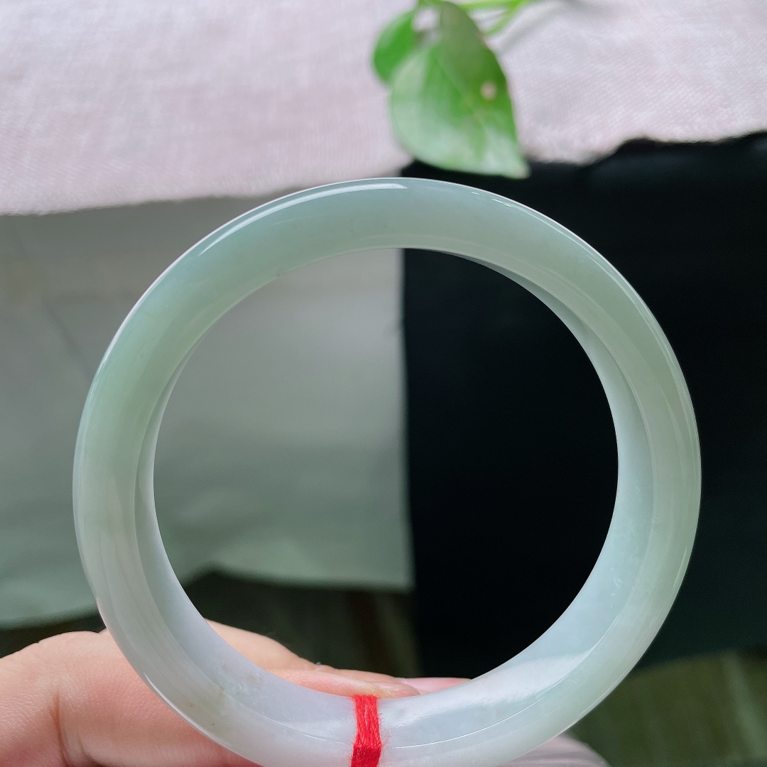 57.8/11.7/7.7，绿底正圈，不爱张扬浓翠，独爱这种温润绿底，冰透底子配淡淡青绿，素颜佩戴也