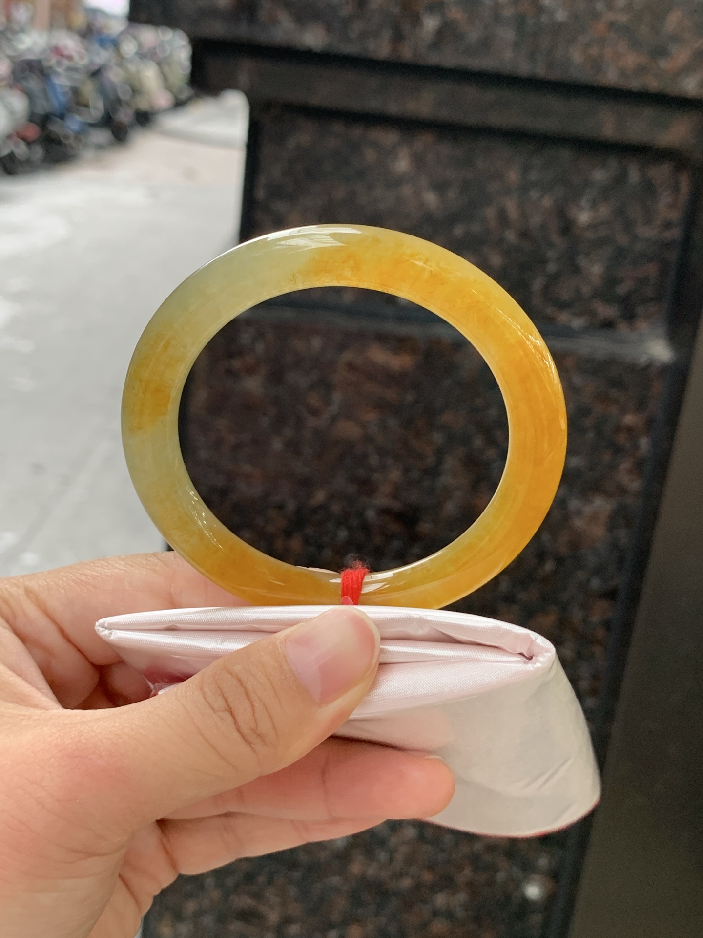 冰黄翡圆条 0720-618 打灯棉纹，底妆细润，色温饱满，招财进宝，特色黄翡意境感满满，有着秋天的味道，暖阳阳向阳而生的感觉