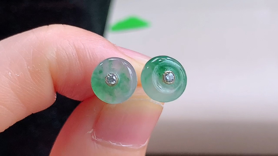 ️ 18K金伴钻平安扣耳钉，无裂，尺寸取一7.8-3.7mm，包A附证书