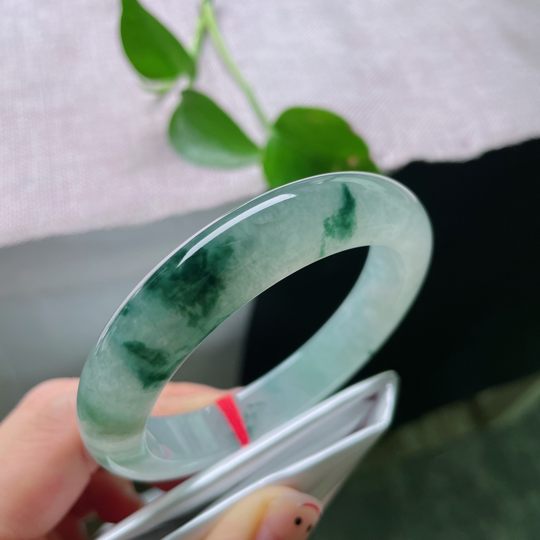 57.3/12.5/9.2，飘花正圈，水润，干净冰底缀着灵动飘花，如烟雨落玉，温婉雅致，尽显东方独有的柔和气韵。无裂，ss56143a