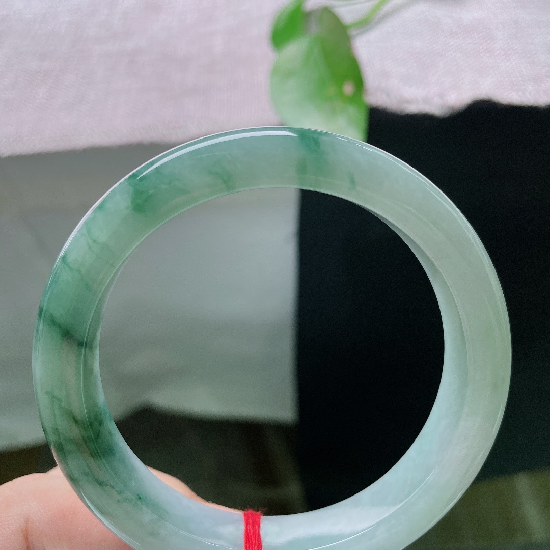 58.3/12.2/9.2，飘花正圈，天然形成的飘花没有复刻款，每一缕花色都是独一份的自然美感。无裂