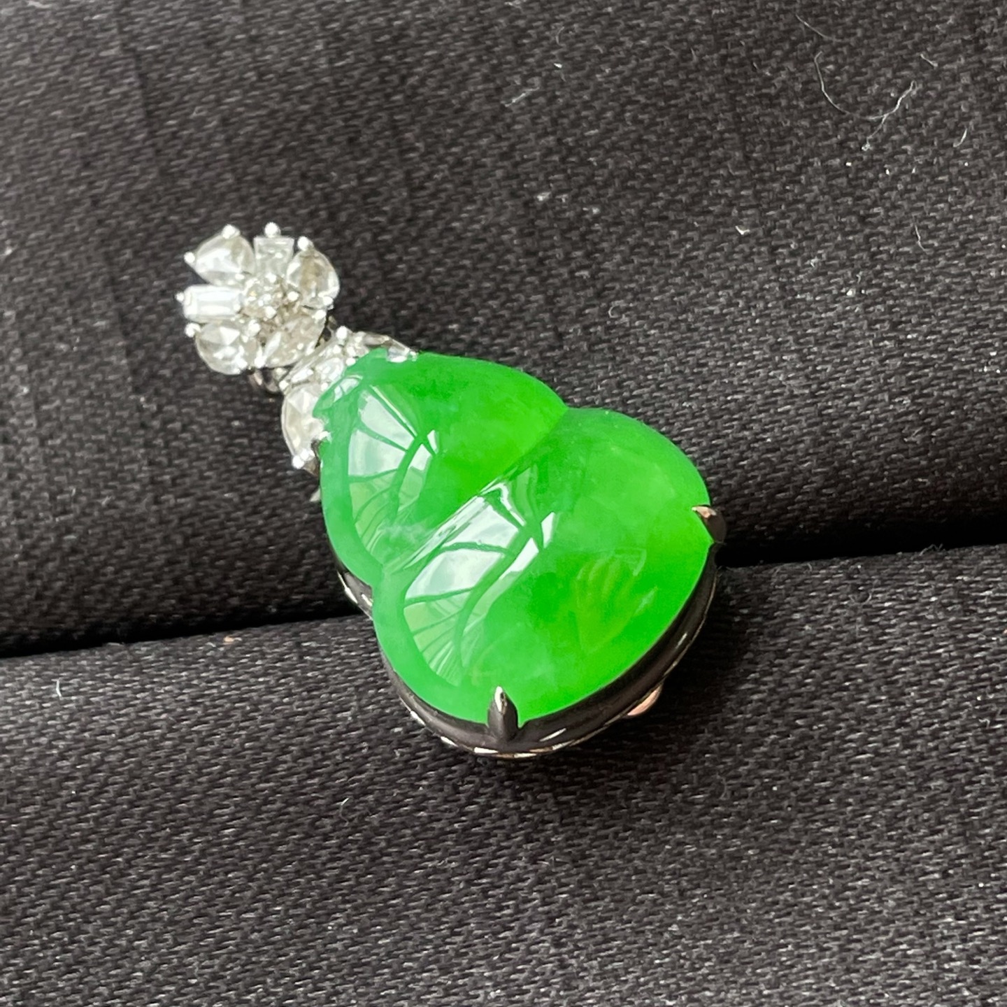 ️高冰阳绿葫芦吊坠，18k金镶嵌，色辣，饱满水润，无裂，裸石尺寸18/12.7/7.5--23.8/13.2/10编码0719好数字