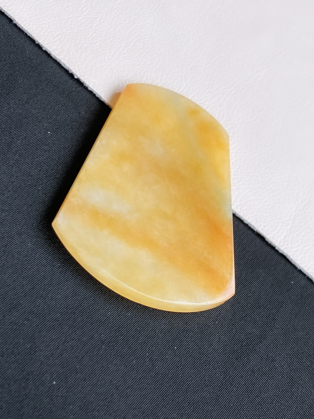 冰黄平安牌，简约时尚，尺寸50.5/37/3.5/自然光实拍