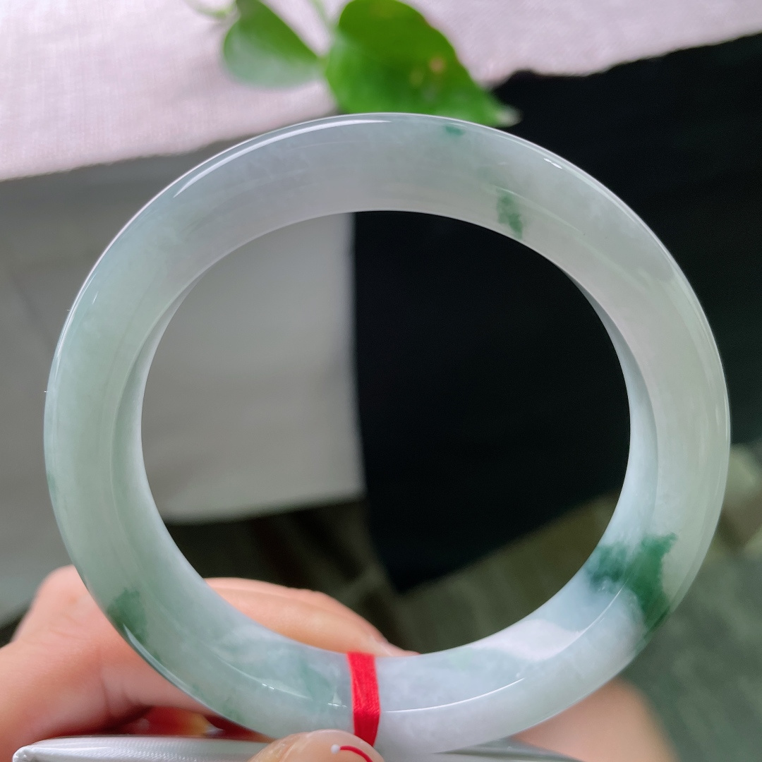 59.8/12.3/9.3，飘花正圈，一缕飘花轻绕清透镯身，花色灵动含蓄，上手衬肤显气质，日常佩戴温婉耐看。无裂，ss56300a