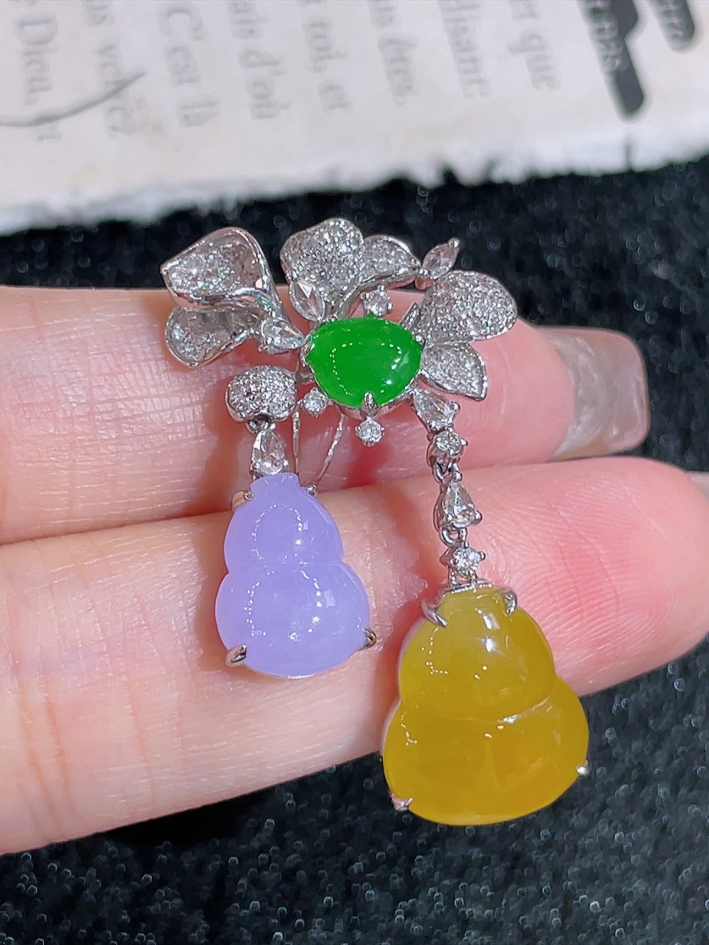 双色葫芦设计款吊坠,18k金镶嵌 种水 全景天窗 重金镶嵌 厚装饱满 紫气东来 天然黄翡 福禄双全 高端大气 性比高 整体34.9-20.0-5.6裸石13.5-11.6-5.0、10.9-8.2-5.2、6.8-5.8-2.9含金厚