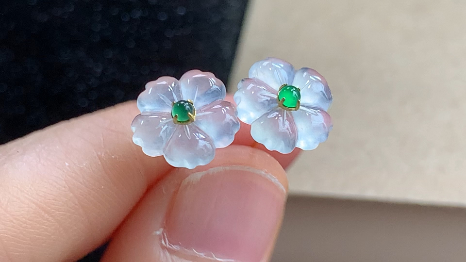 ️ 18K金伴钻梅花耳钉，无裂，尺寸10.2-2.6mm，包A附证书