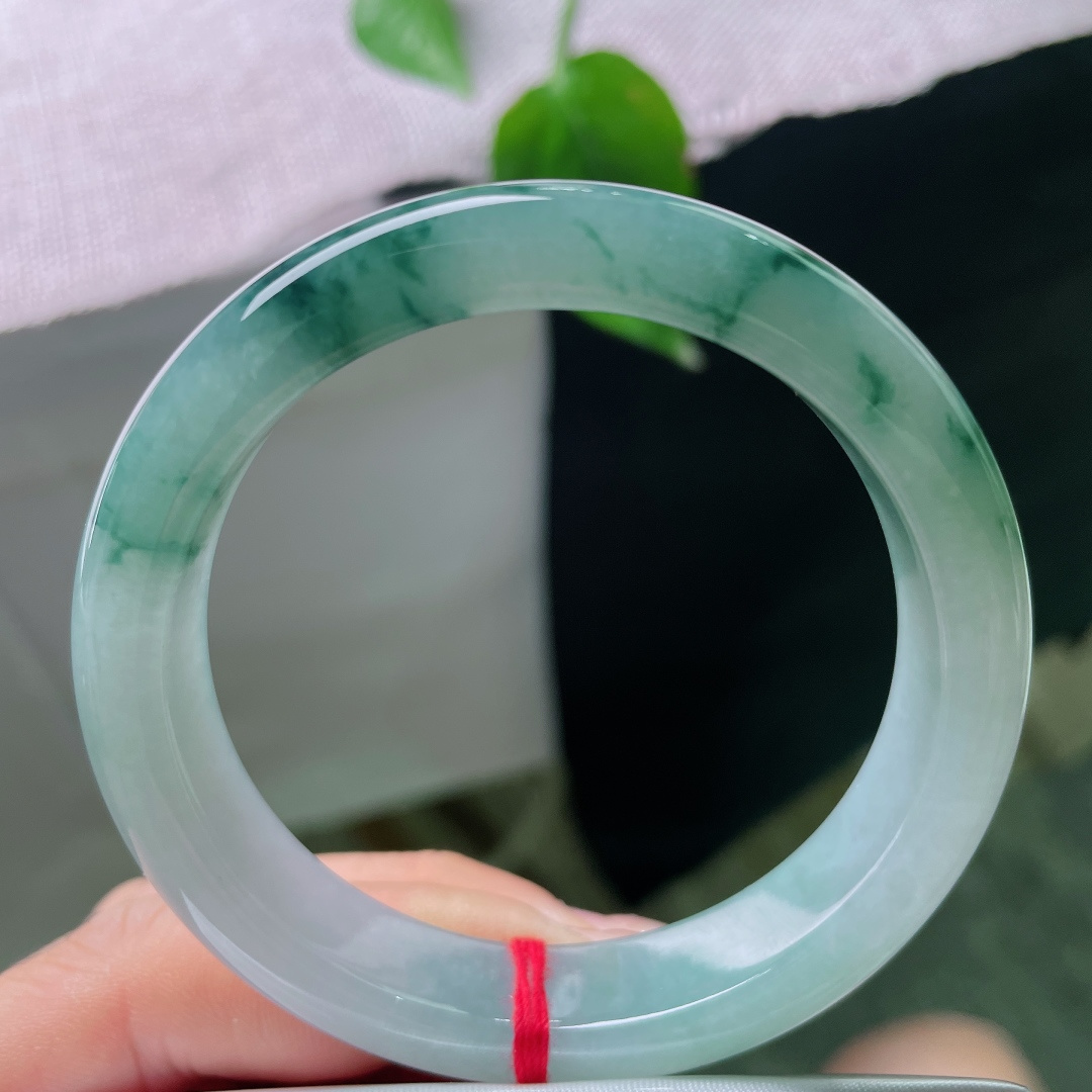 54.3/12/8.6，飘花正圈，冰透玉底晕开丝丝飘花，像薄雾山间散落的草木，上手清雅耐看，自带独一