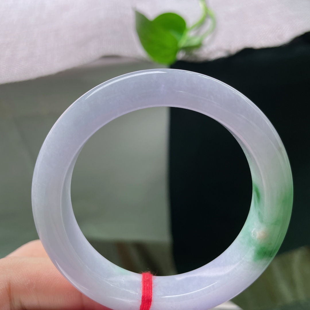 51.6/11.7/9.3，飘花正圈，淡紫如烟铺满镯身，一隅浓翠飘花自底缘缓缓晕开，腕间独一份温柔春
