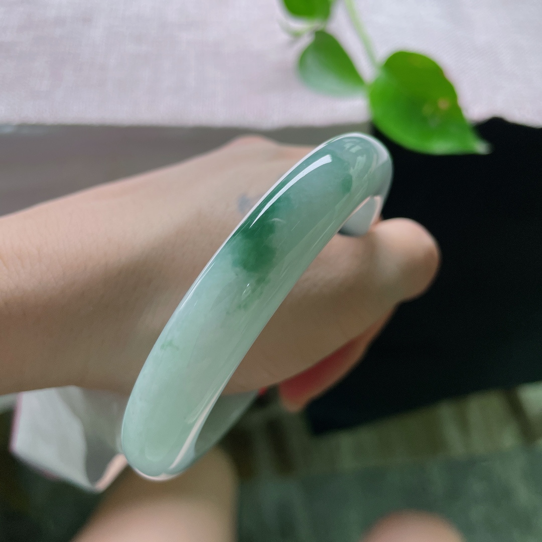 59.8/12.3/9.3，飘花正圈，一缕飘花轻绕清透镯身，花色灵动含蓄，上手衬肤显气质，日常佩戴温婉耐看。无裂，ss56300a