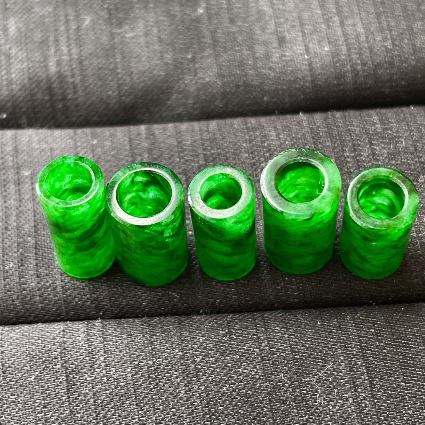 全部，缅料冰种辣绿路路通一手，色辣，饱满水润，无裂，裸石尺寸14.4/7--13.8/8.6编码0719好数字