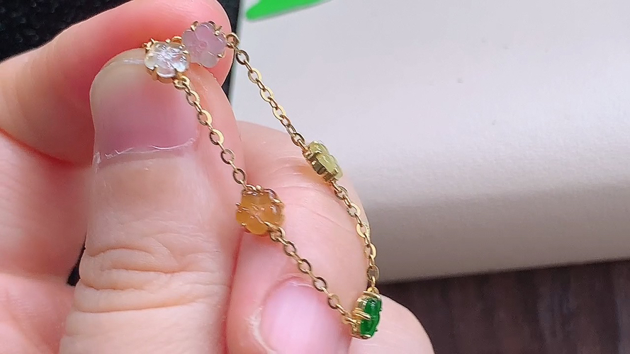 ️ 18K金伴钻梅花手链，尺寸取一4.9-2.0mm，包A附证书