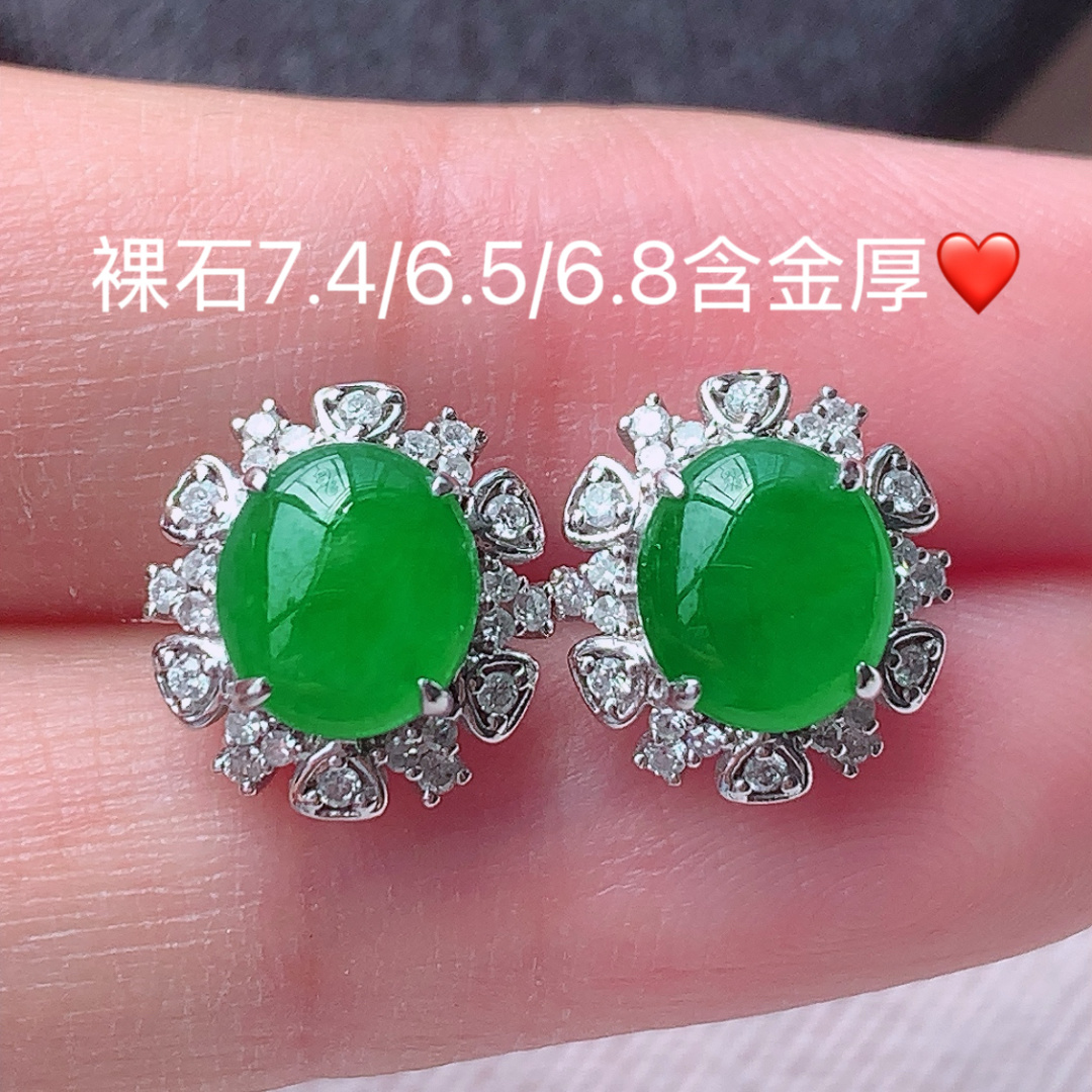 冰阳绿耳钉翠色明媚，种老底子细腻，佩戴端庄优雅，7.4-6.5-6.8
