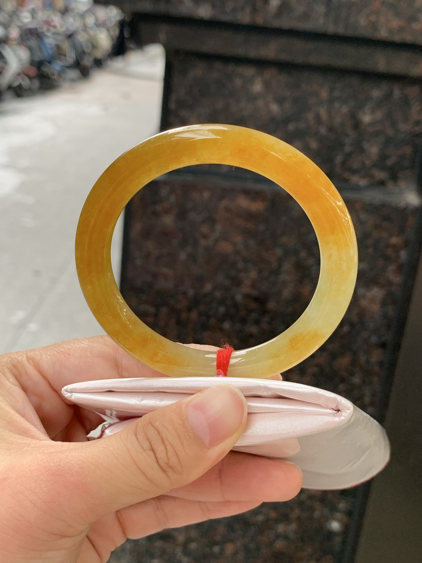 冰黄翡圆条 0720-618 打灯棉纹，底妆细润，色温饱满，招财进宝，特色黄翡意境感满满，有着秋天的味道，暖阳阳向阳而生的感觉