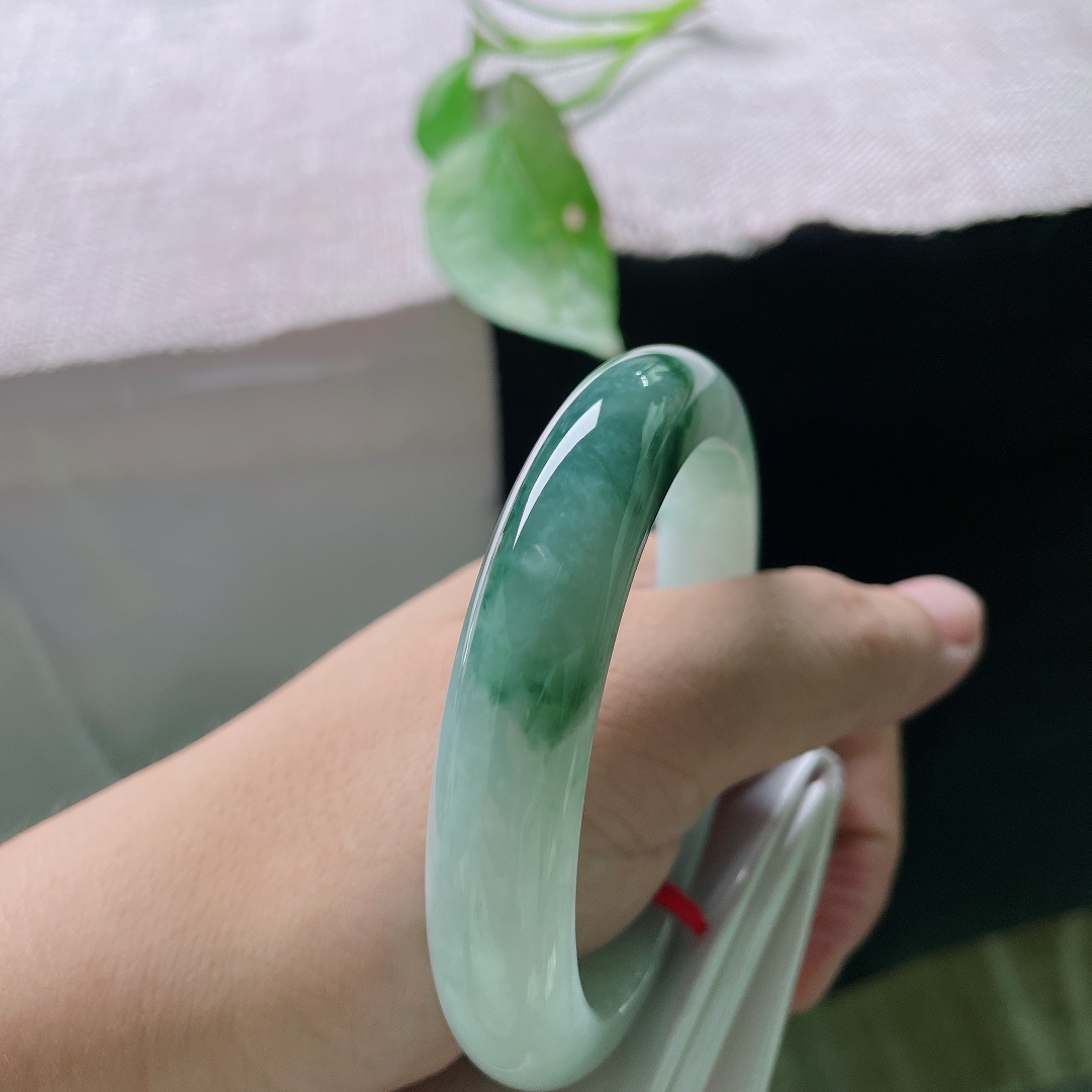57/12.1/9.1，飘花正圈，玉质细腻水润，丝丝飘花随性散开，越看越有韵味。无裂，ss56283a