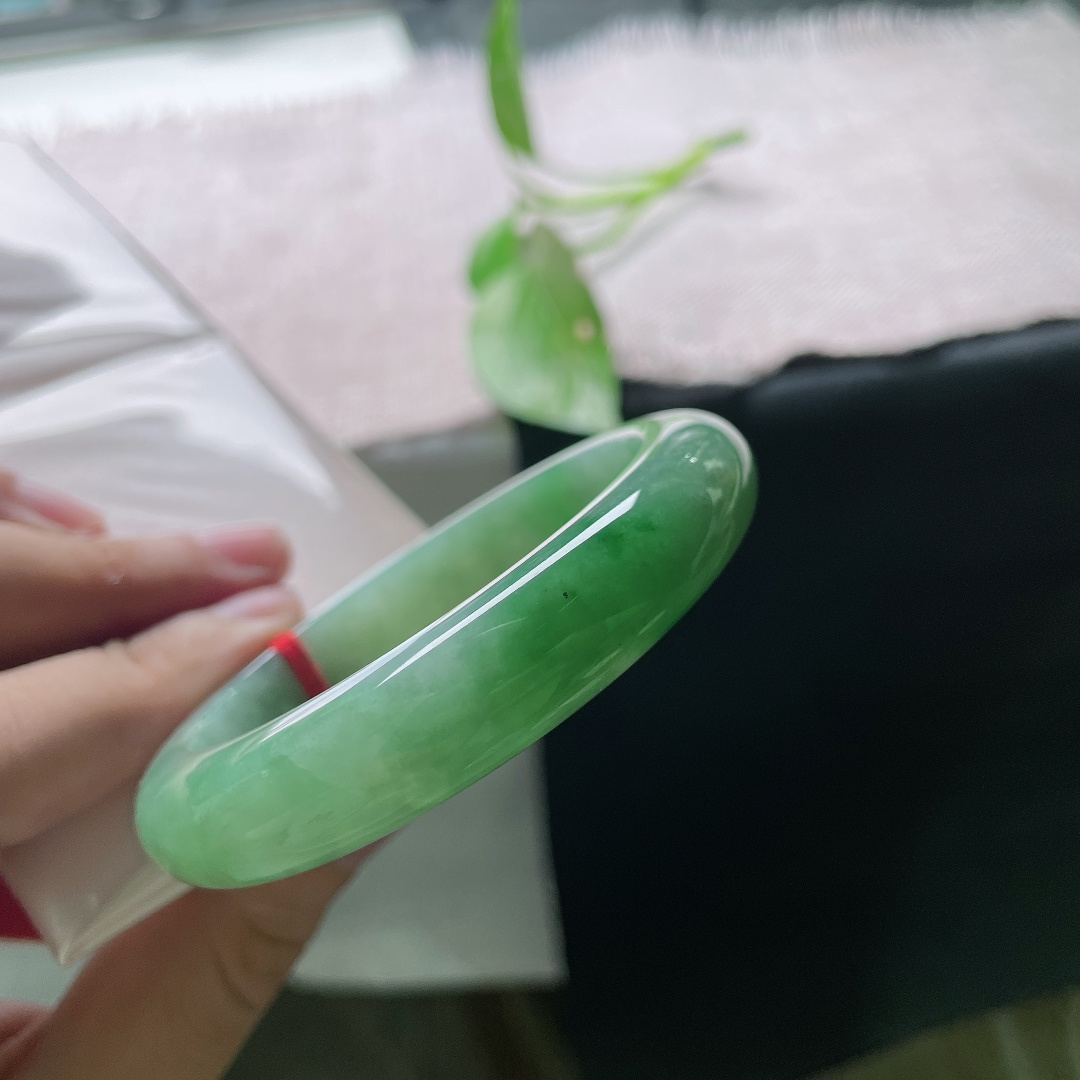 55.3/12.6/8.8，飘绿正圈，腕绕一镯青底翠，清风入袖，温润藏心，一点皮纹，ss56407a
