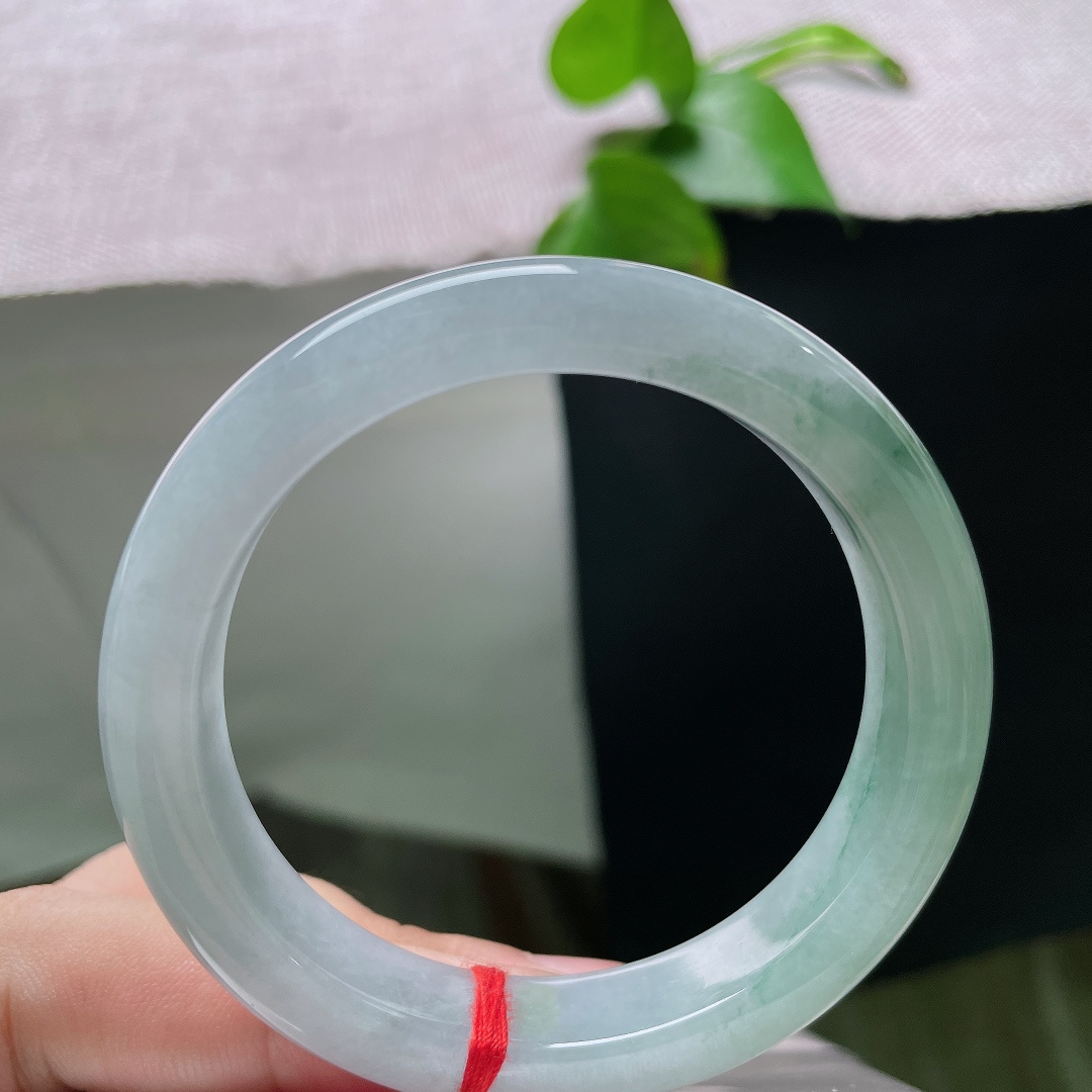 52/11.4/7.9，飘花正圈，无裂，种老，冰底飘翠如云烟，一腕揽尽山间薄雾。ss55711a。