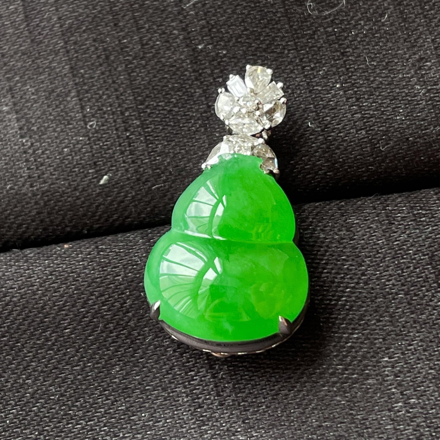 ️高冰阳绿葫芦吊坠，18k金镶嵌，色辣，饱满水润，无裂，裸石尺寸18/12.7/7.5--23.8