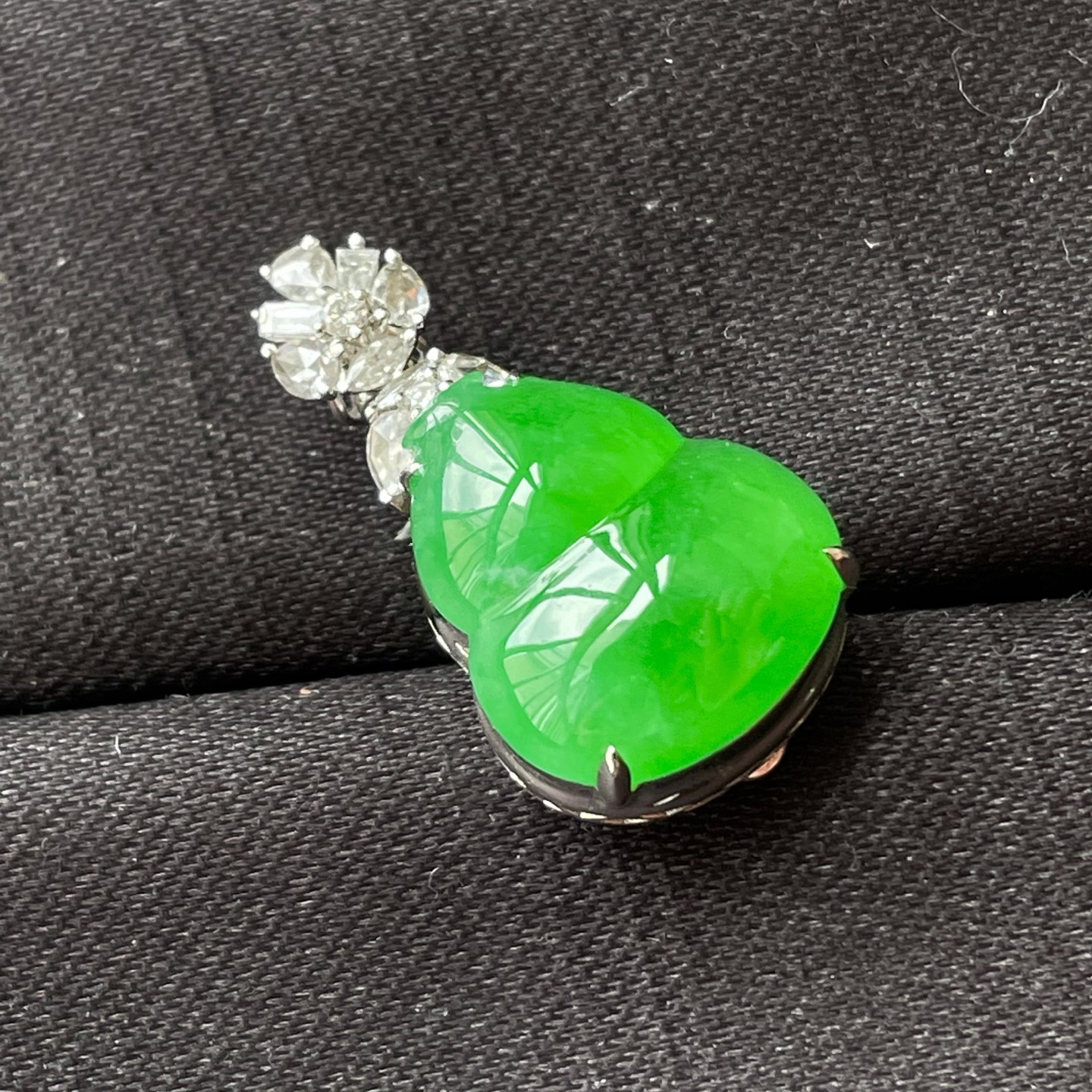 ️高冰阳绿葫芦吊坠，18k金镶嵌，色辣，饱满水润，无裂，裸石尺寸18/12.7/7.5--23.8/13.2/10编码0719好数字