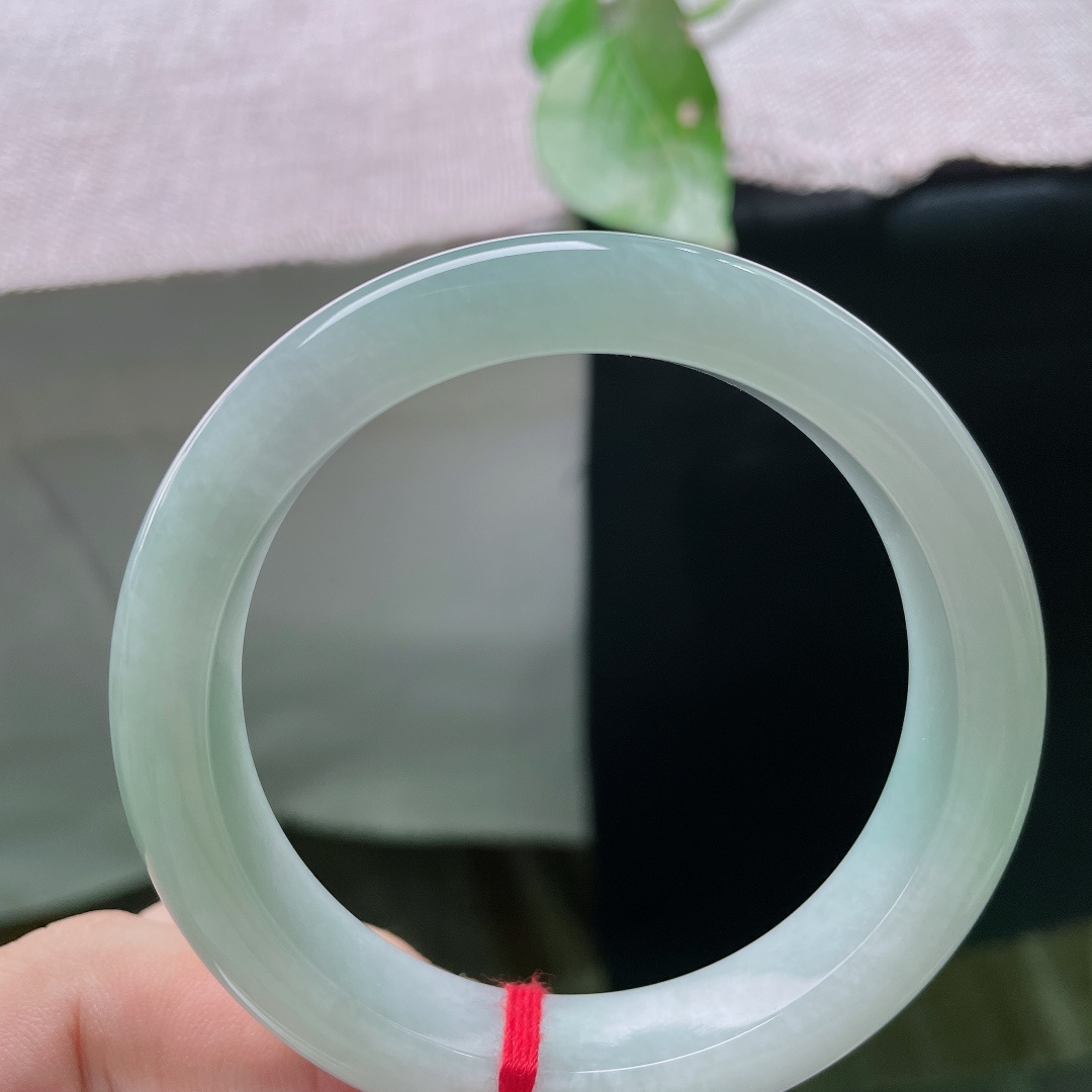 55.2/12.1/8.6，蓝底正圈，喜欢低调玉镯的看过来，柔和满绿底色，细腻油润，素颜佩戴超有氛围