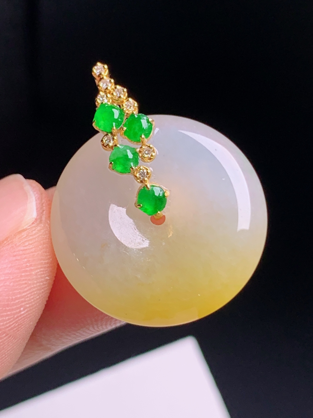 ️  黄翡平安扣吊坠，暖黄底色柔和温润，绿宝钻石镶嵌轻奢华丽，佩戴显贵，68