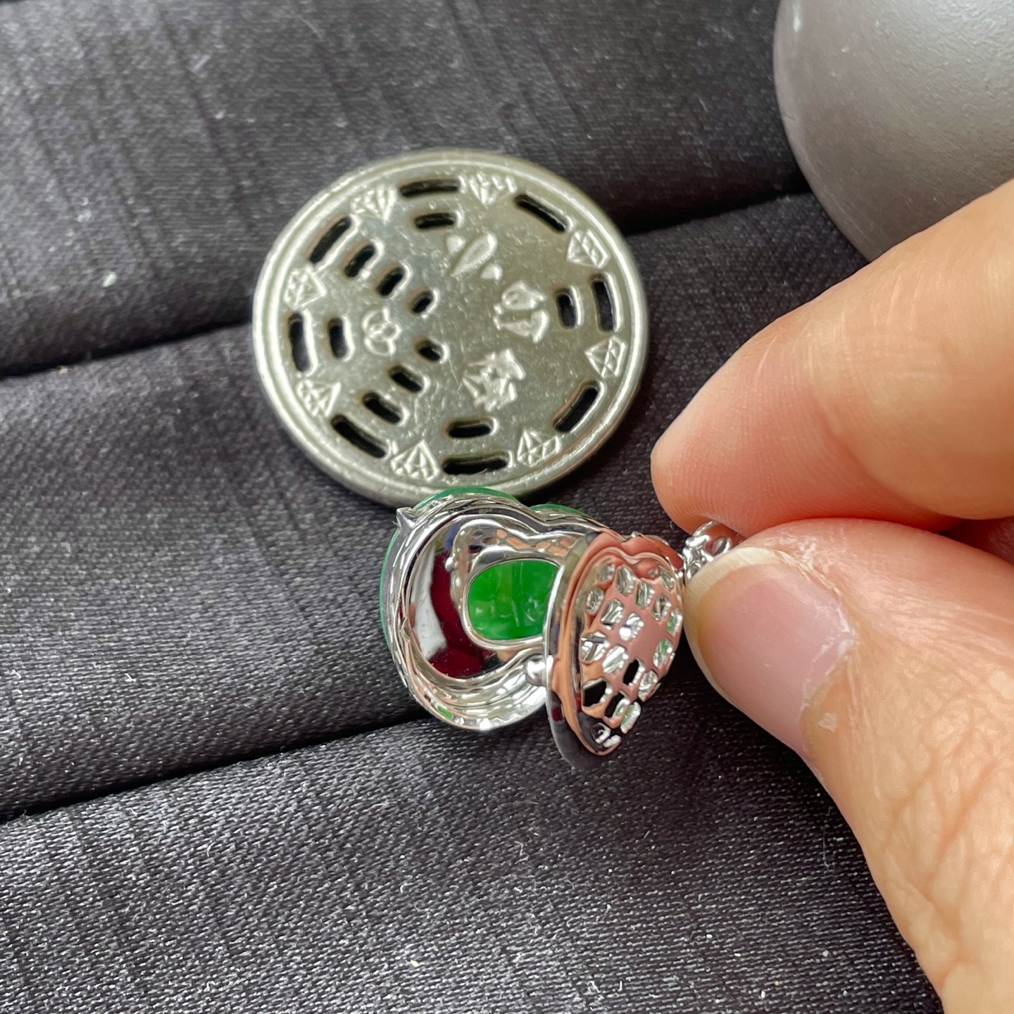 ️高冰阳绿葫芦吊坠，18k金镶嵌，色辣，饱满水润，无裂，裸石尺寸18/12.7/7.5--23.8/13.2/10编码0719好数字