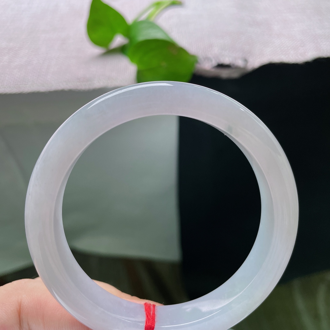 白月光正圈，棉线，种老细腻水头充盈，素白底色澄澈柔和，淡淡飘花添几分灵动，上手温婉雅致。ss5584