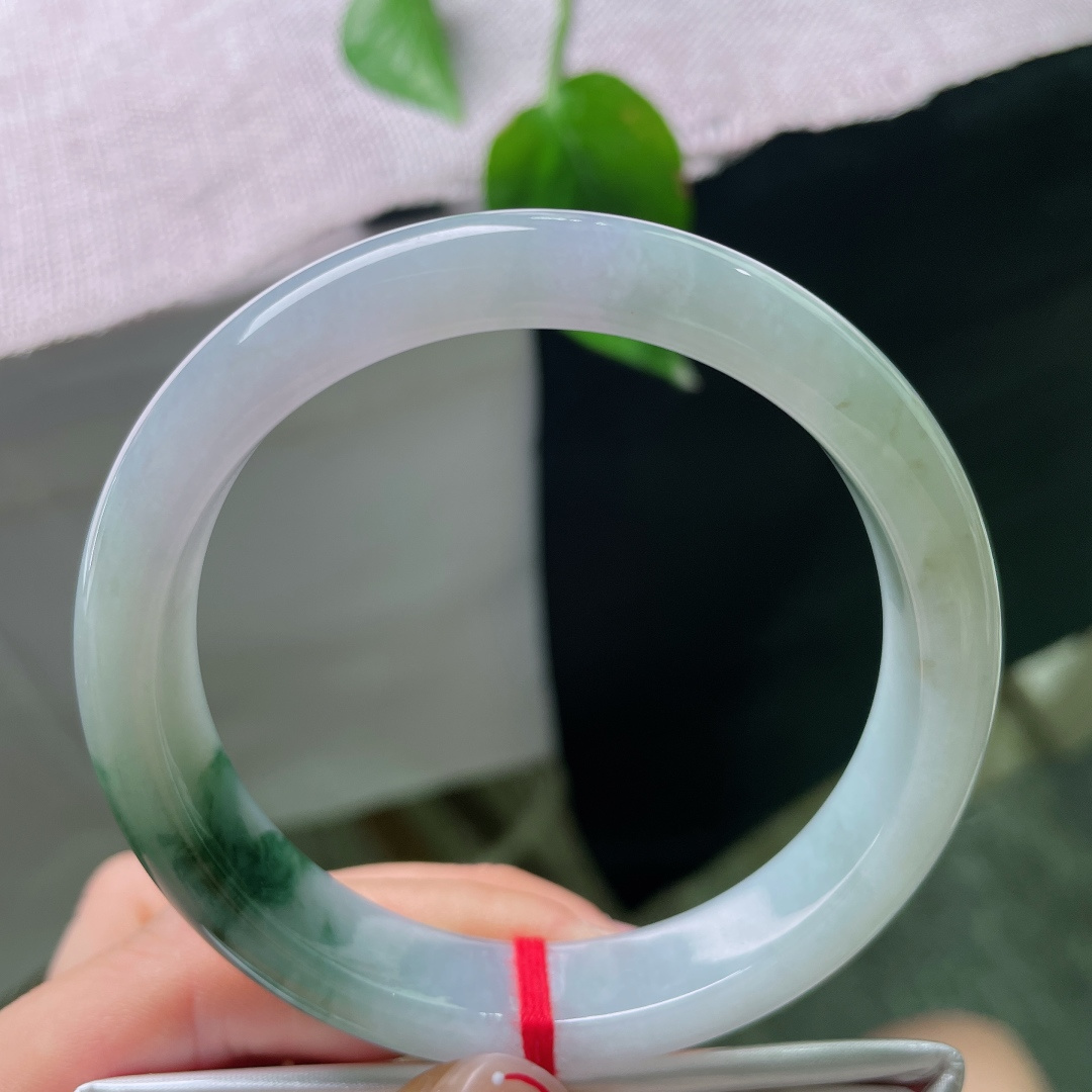 59.1/12.2/8.3，飘花正圈,通透冰底散落写意飘花，不艳不俗低调显贵，一支玉镯揽尽东方含蓄美感。无裂,ss56062a