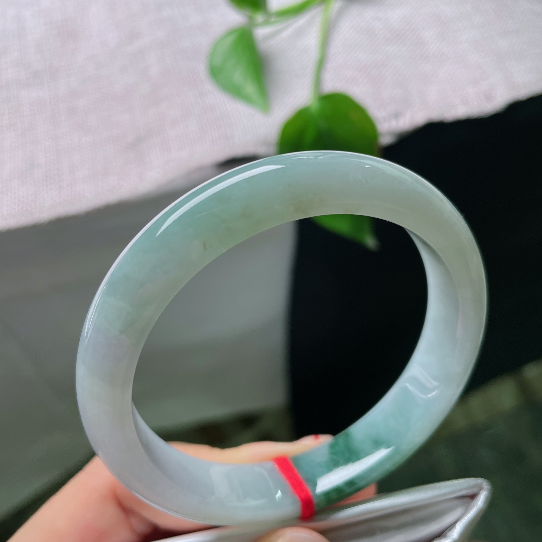 59.1/12.2/8.3，飘花正圈,通透冰底散落写意飘花，不艳不俗低调显贵，一支玉镯揽尽东方含蓄美感。无裂,ss56062a