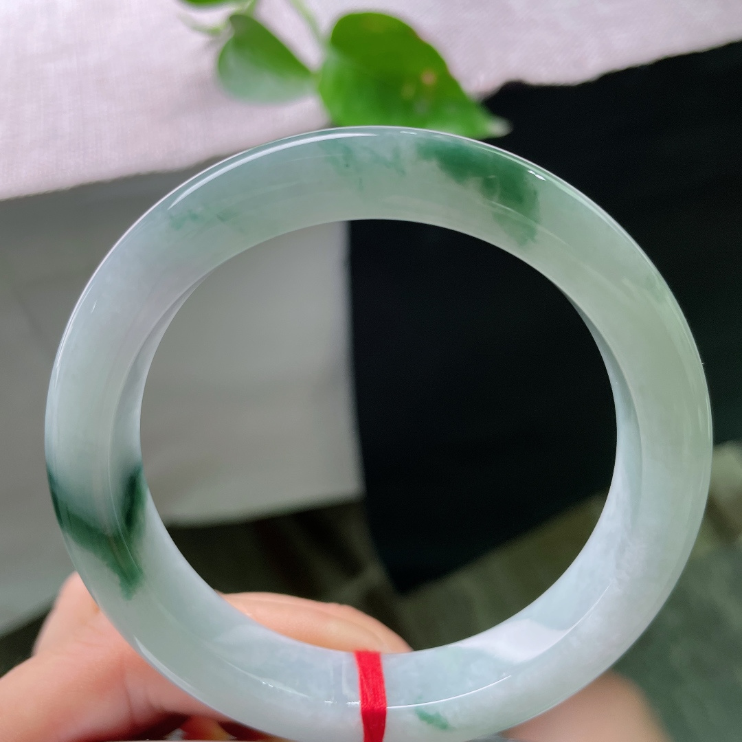 59.8/12.3/9.3，飘花正圈，一缕飘花轻绕清透镯身，花色灵动含蓄，上手衬肤显气质，日常佩戴温婉耐看。无裂，ss56300a