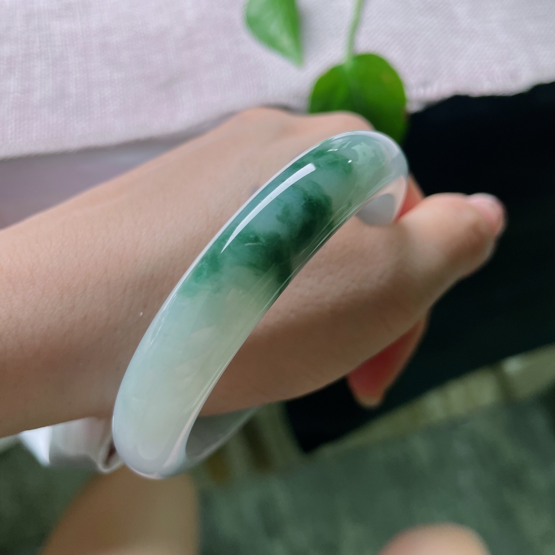 59.1/12.2/8.3，飘花正圈,通透冰底散落写意飘花，不艳不俗低调显贵，一支玉镯揽尽东方含蓄美感。无裂,ss56062a