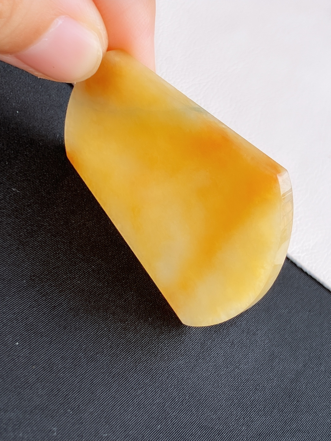 冰黄平安牌，简约时尚，尺寸50.5/37/3.5/自然光实拍