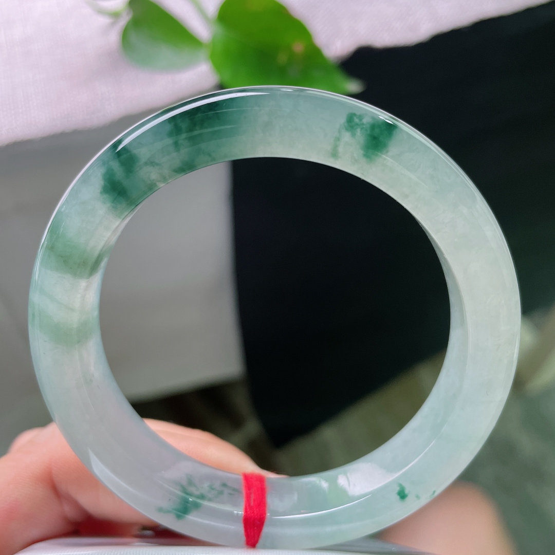 57.3/12.5/9.2，飘花正圈，水润，干净冰底缀着灵动飘花，如烟雨落玉，温婉雅致，尽显东方独有