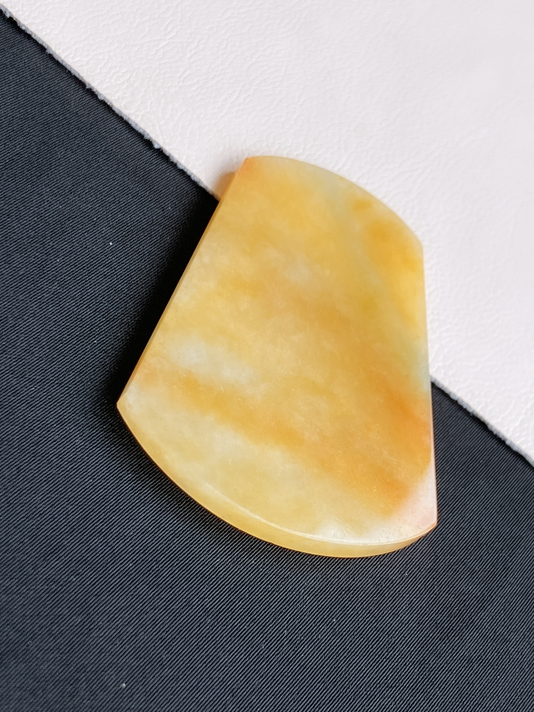 冰黄平安牌，简约时尚，尺寸50.5/37/3.5/自然光实拍