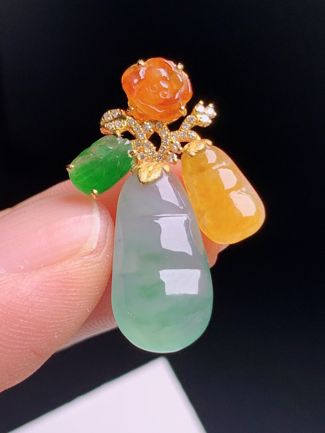 三彩福豆吊坠，三色错落明艳灵动，金钻设计精致小巧，精致温婉