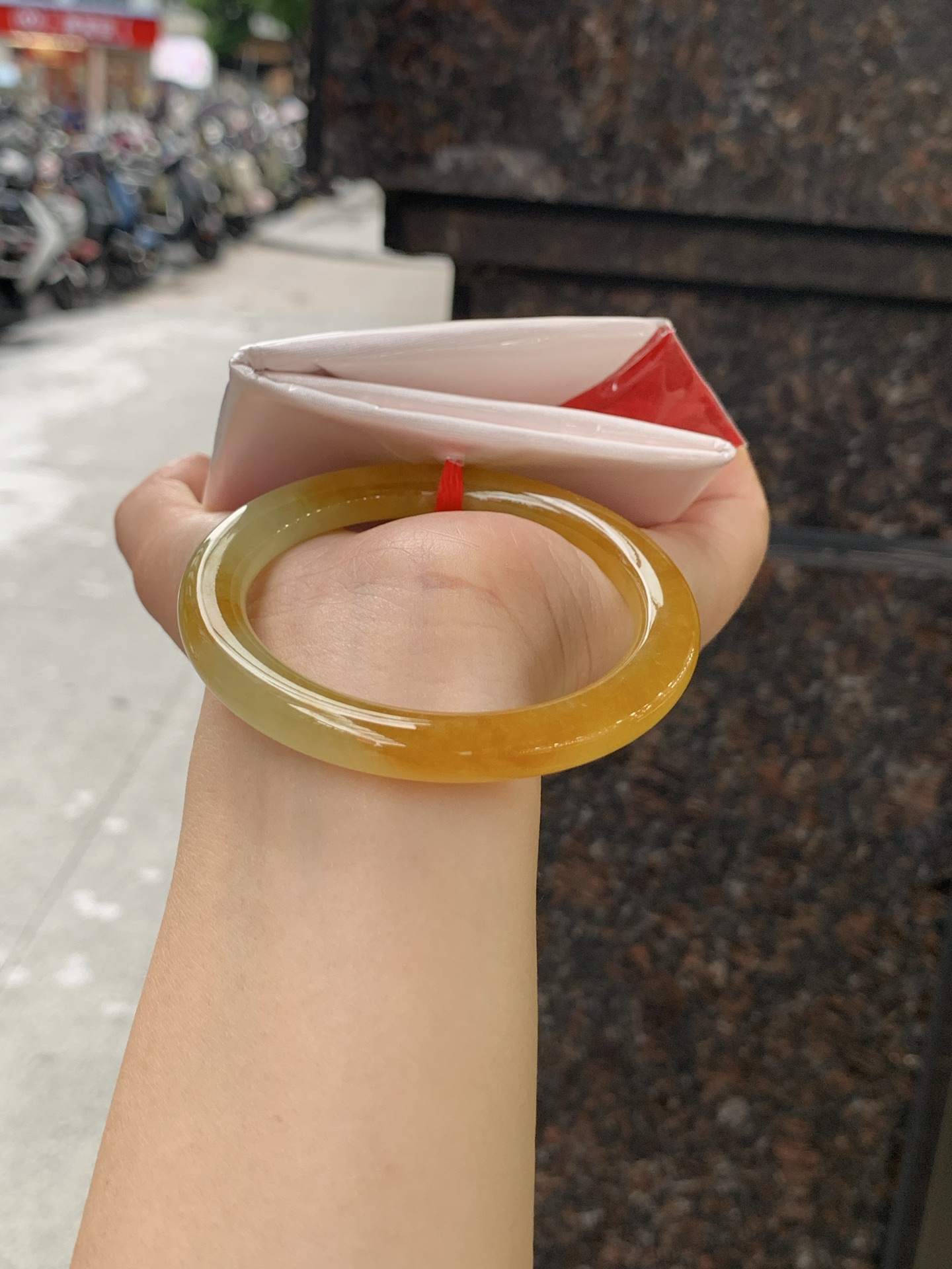 冰黄翡圆条 0720-618 打灯棉纹，底妆细润，色温饱满，招财进宝，特色黄翡意境感满满，有着秋天的味道，暖阳阳向阳而生的感觉