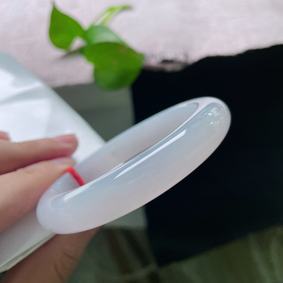 白月光正圈，棉线，种老细腻水头充盈，素白底色澄澈柔和，淡淡飘花添几分灵动，上手温婉雅致。ss55849a