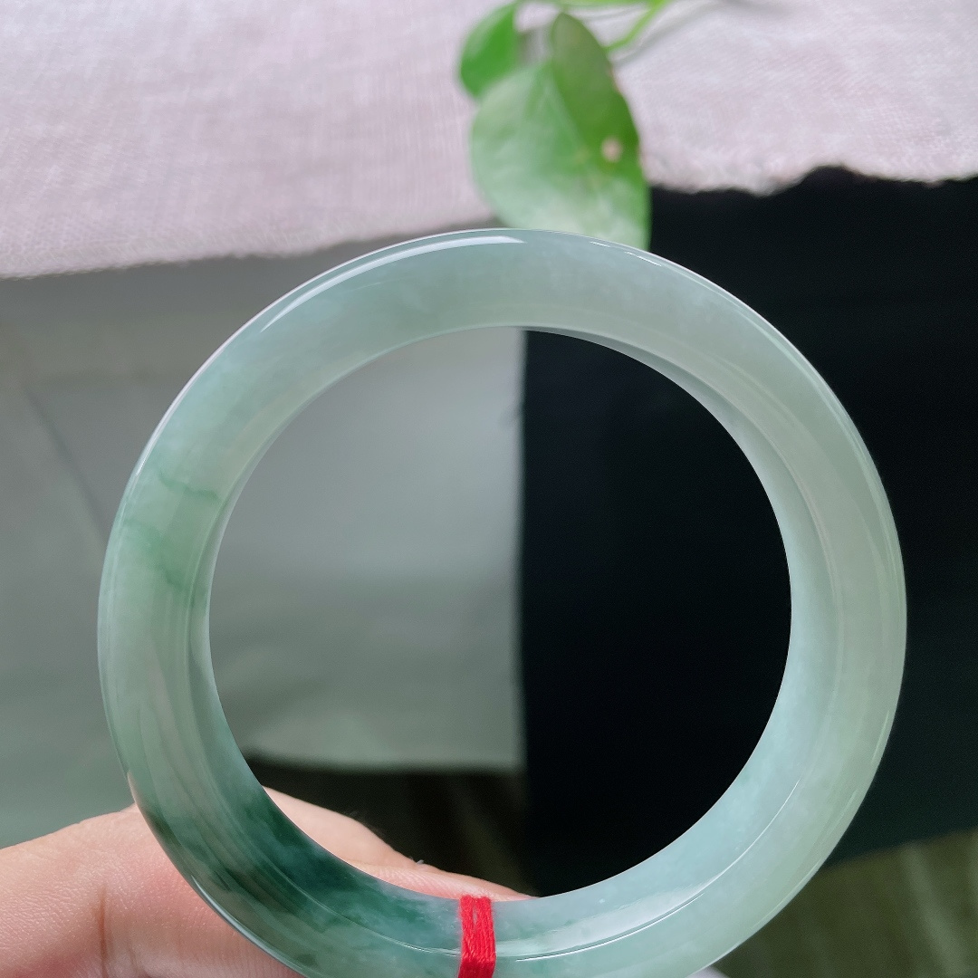57/12.1/9.1，飘花正圈，玉质细腻水润，丝丝飘花随性散开，越看越有韵味。无裂，ss56283a