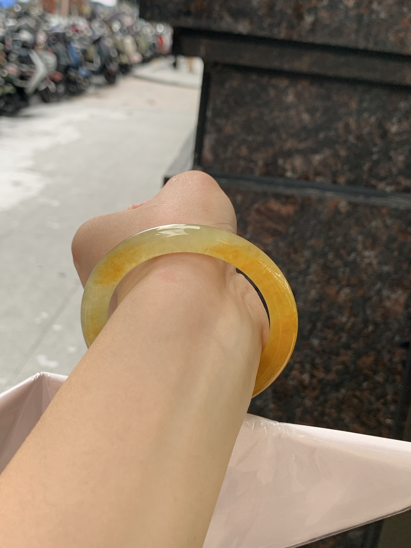 冰黄翡圆条 0720-618 打灯棉纹，底妆细润，色温饱满，招财进宝，特色黄翡意境感满满，有着秋天的味道，暖阳阳向阳而生的感觉